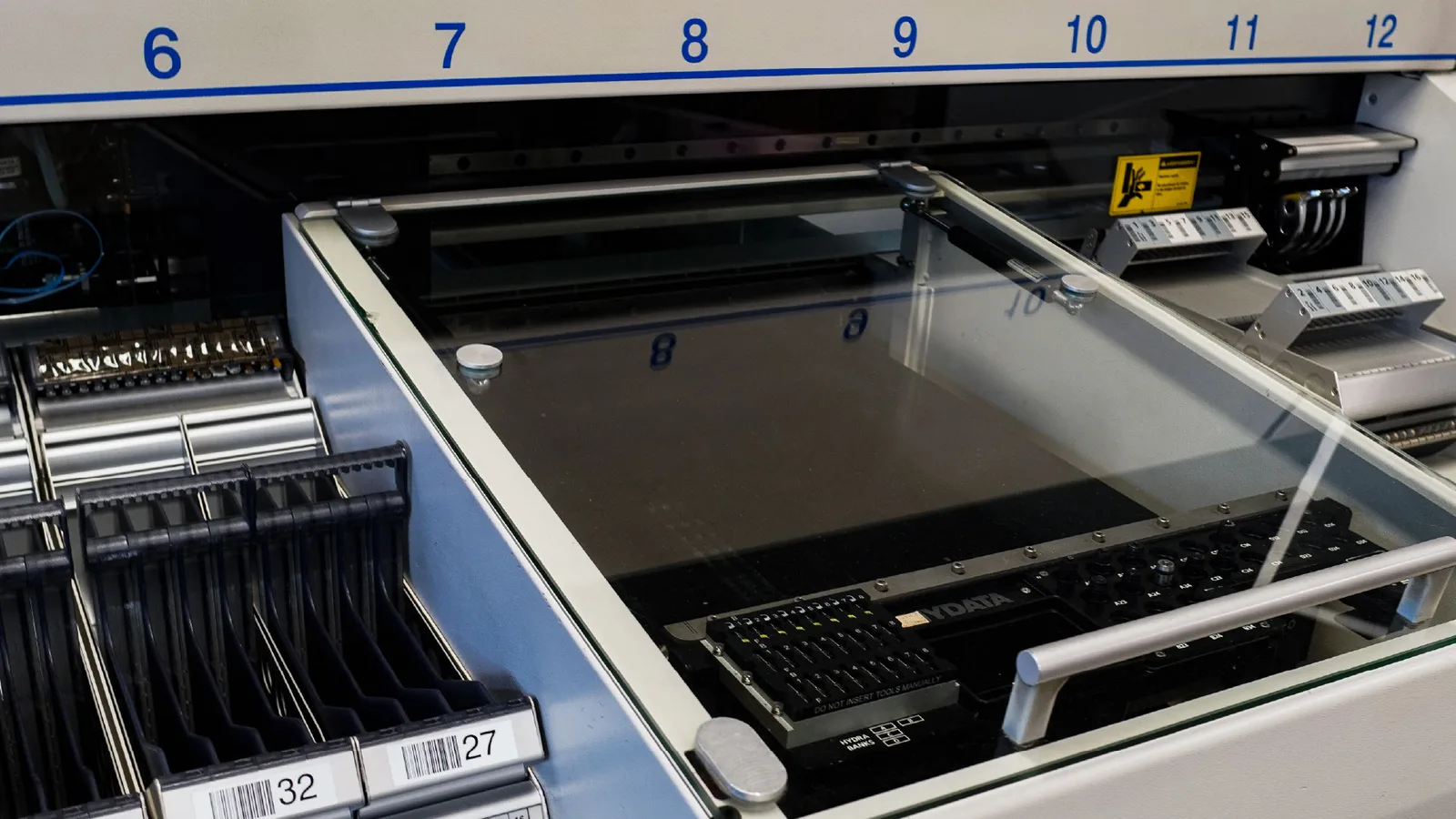 Ligne de placement automatique de composants dans l'atelier EVIACORE